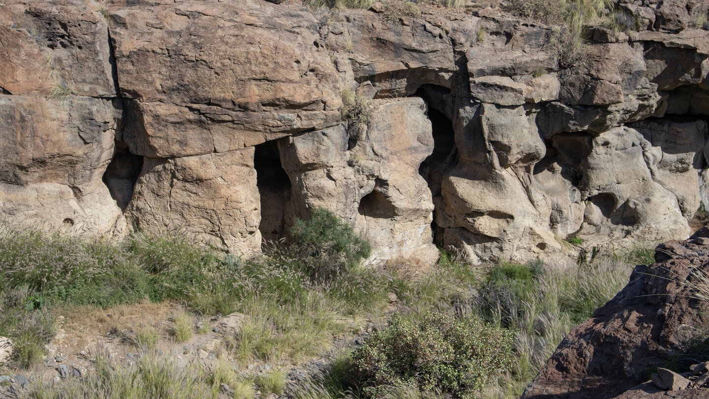 Aushöhlungen in den Seitenwänden der Schlucht von Tajao