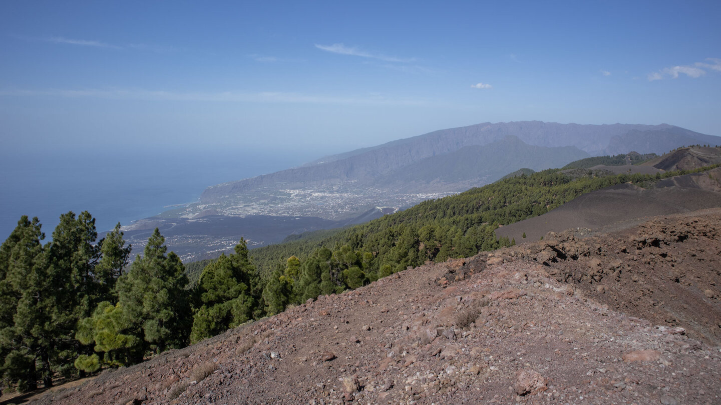Ausblick auf den Krater des Vulkan Tajogaite mit seinen gewaltigen Lavafeldern