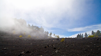 verdunstende Wolken bei der Abwanderung am Vulkan Martín