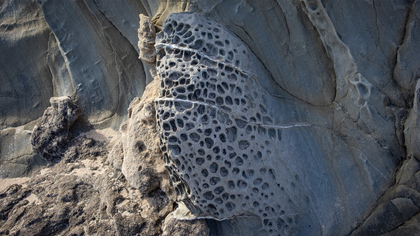 Gestein in der Küstenzone des Naturparks del Estrecho