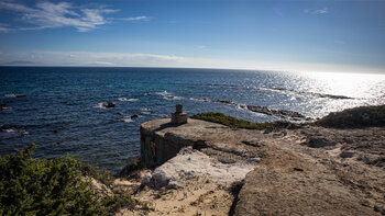 ein Bunker bietet eine Aussichtsplattform über den Atlantik
