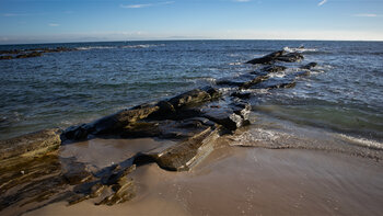 markante Meeresfelsen bei EbbeBrandungsplattformen