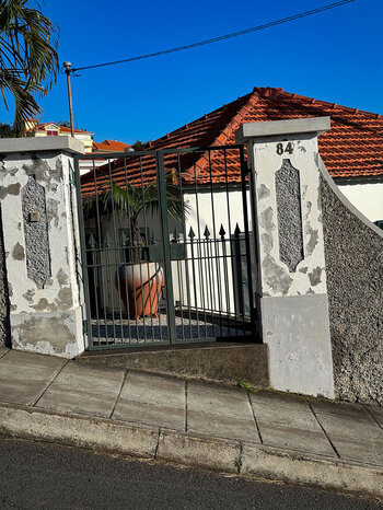 Eingangstor an der Caminho do Comboio in Funchal