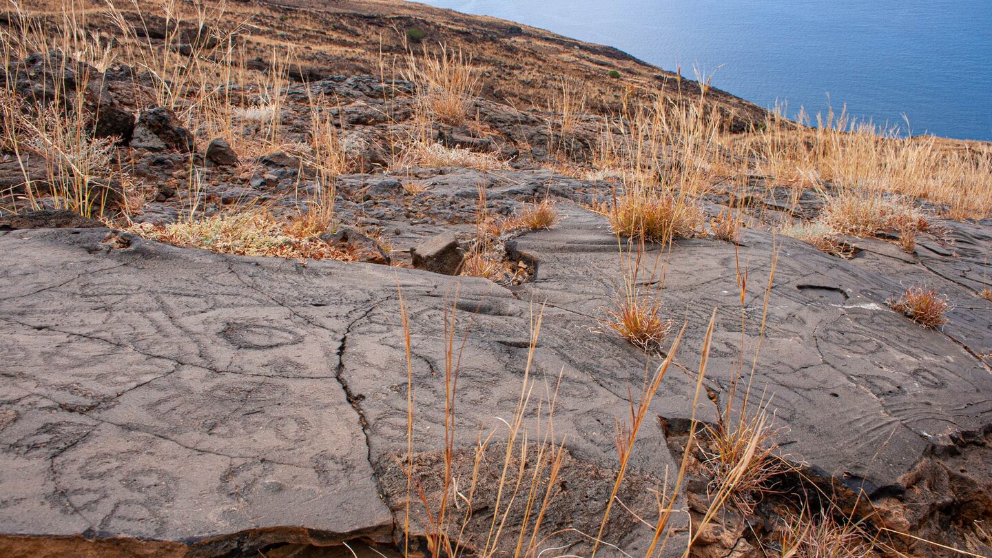Felsritzzeichnungen auf Lavazunge mit Felsritzzeichnungen Los Letreros im Parque Cultural de El Julan auf El Hierro Felsritzzeichnungen auf Lavazunge mit Felsritzzeichnungen Los Letreros im Parque Cultural de El Julan