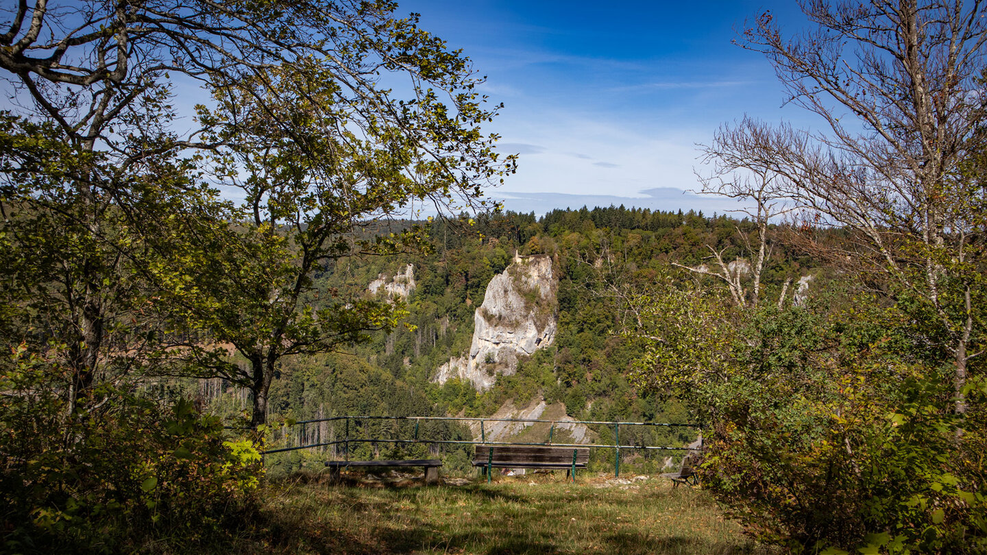 Bank und Geländer am Schlossfelsen mit Blick auf die Ruine Hausen gegenüber.
