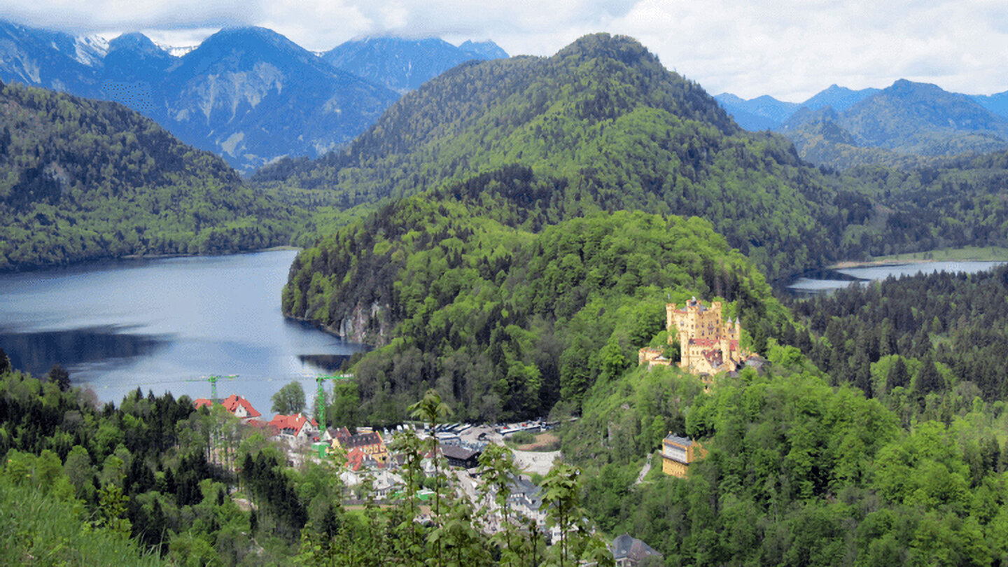 das Königsschloss Hohenschwangau zwischen Alpsee (l) und Schwansee (r) Königsschloss Hohenschwangau zwischen Alpsee und Schwansee