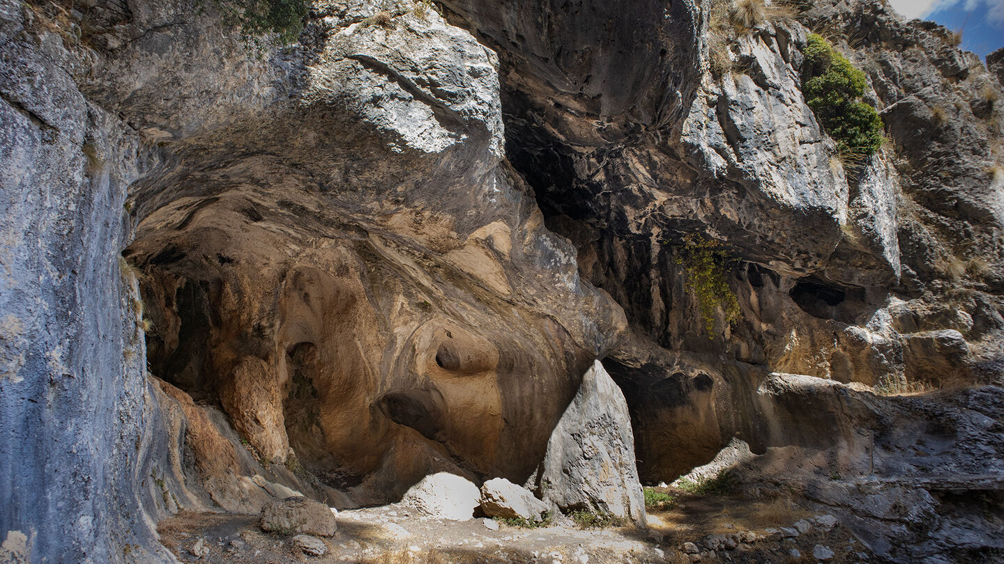 die Höhle Cueva de la Osa im Naturpark Sierra de Castril die Höhle Cueva de la Osa