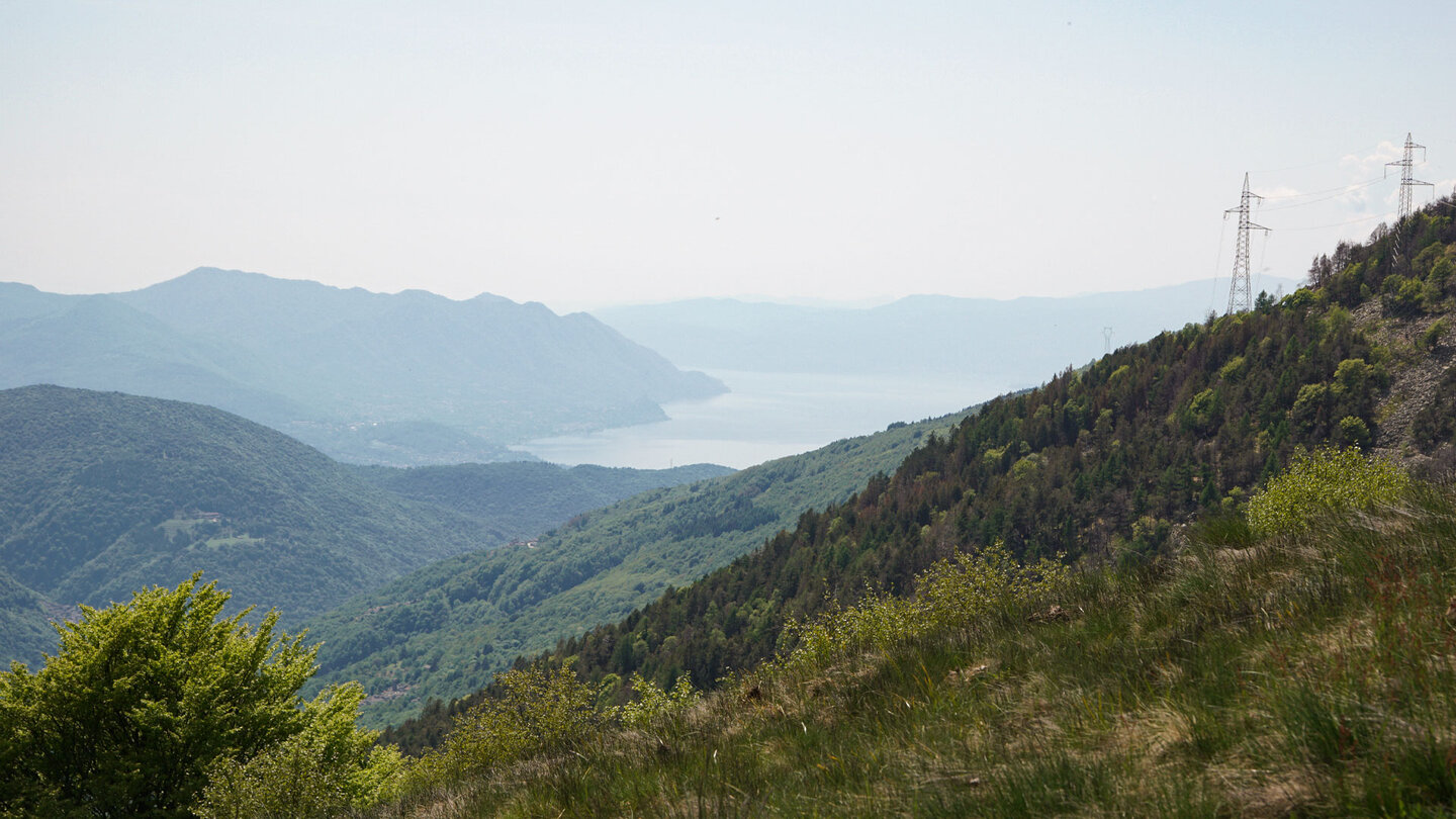 Blick über die Berge auf den südlichen Teil des Lago Maggiore Blick auf den südlichen Teil des Lago Maggiore