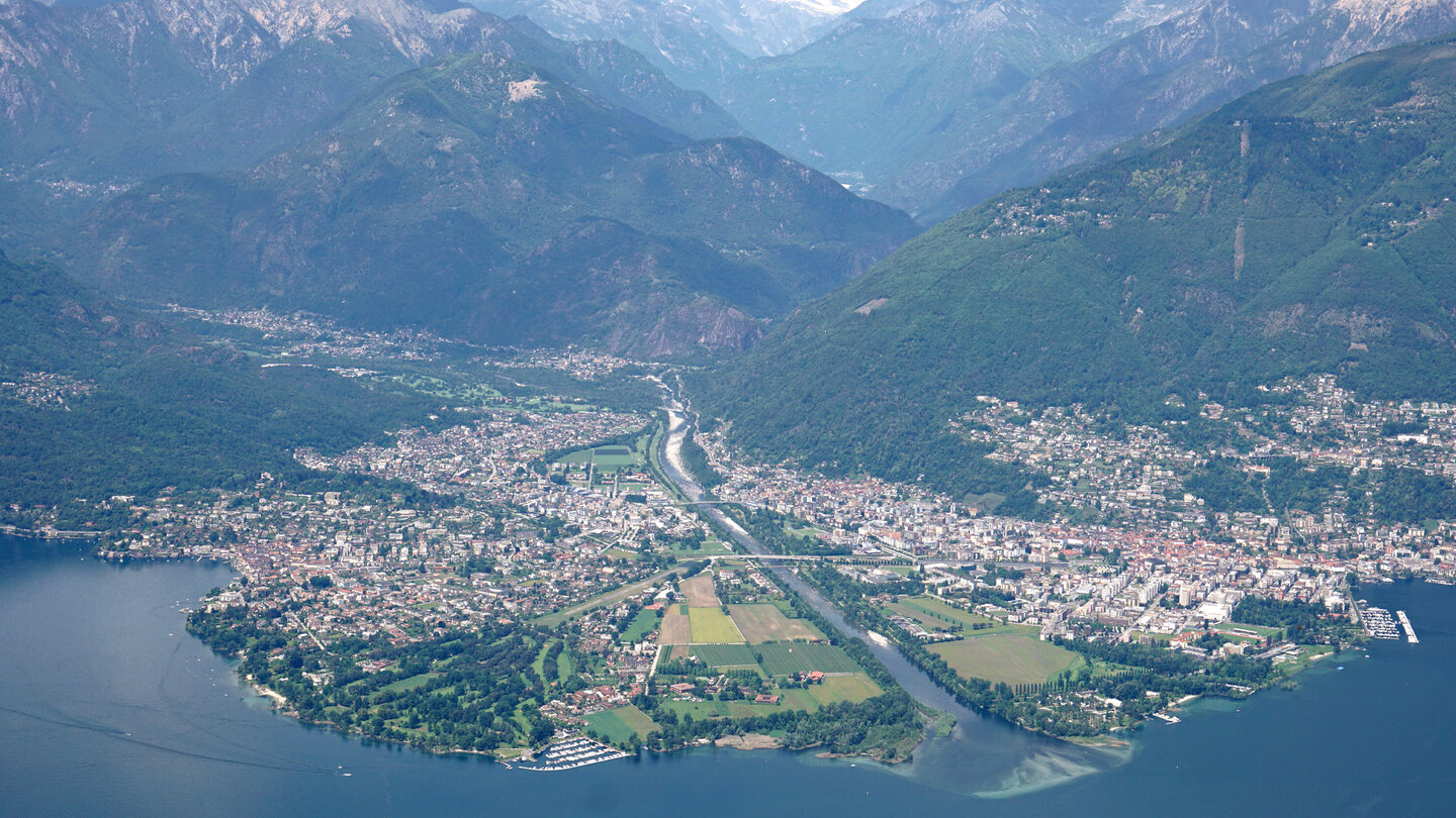 grandioser Blick hinab auf das Maggia-Delta bei Locarno Blick hinab auf das Maggia-Delta bei Locarno