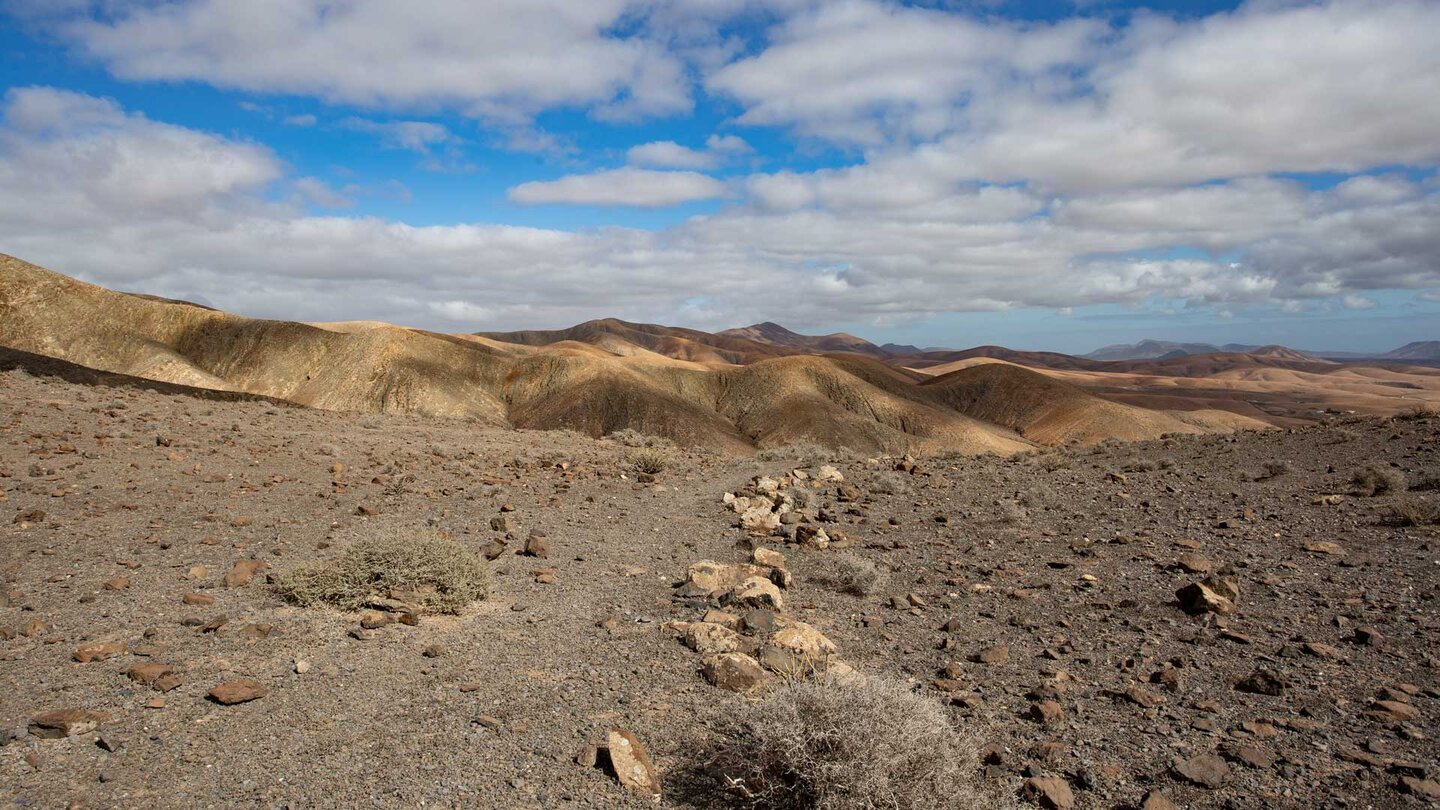 Blick über die erodierte Hügellandschaft entlang der Wanderung Blick über die erodierte Hügellandschaft entlang der Wanderung