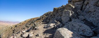 Wanderweg unterhalb der Felswände des Pasos