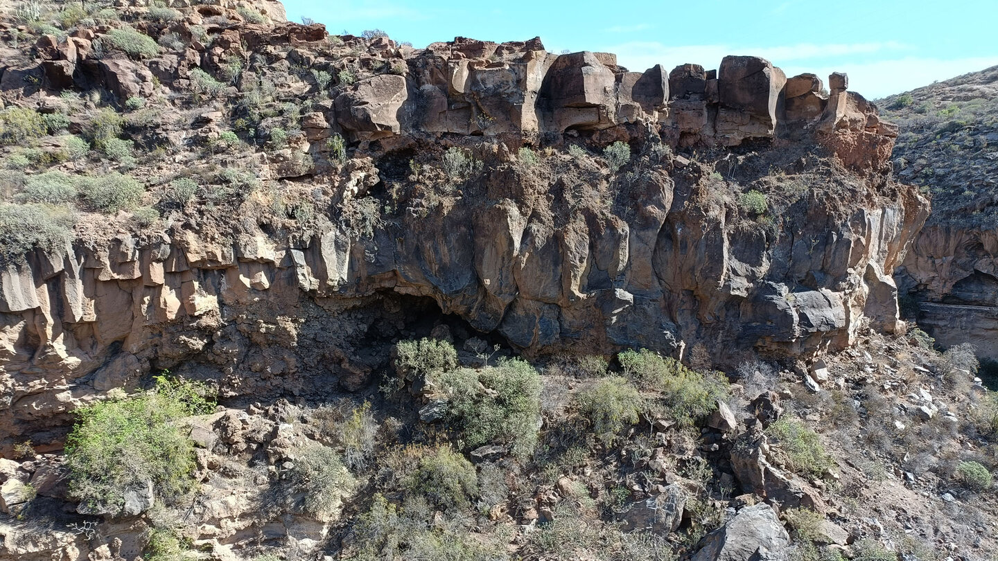 Blick auf imposante Basaltfelsen