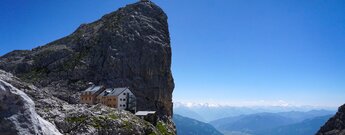 Riemannhaus vor dem Sommerstein mit Bergpanorama