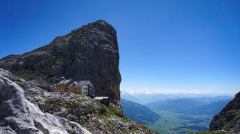 Riemannhaus vor dem Sommerstein mit Bergpanorama
