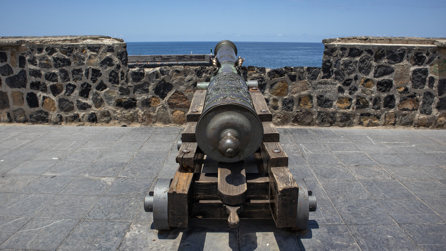 alte Kanonen an der Bateria de Santa Barbara wachen über den Hafen von Puerto de la Cruz