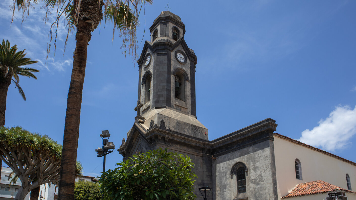 Blick auf den Kirchturm der Iglesia de Nuestra Señora de la Peña de Francia in Puerto de la Cruz auf Teneriffa Blick auf den Kirchturm der Iglesia de Nuestra Señora de la Peña de Francia in Puerto de la Cruz