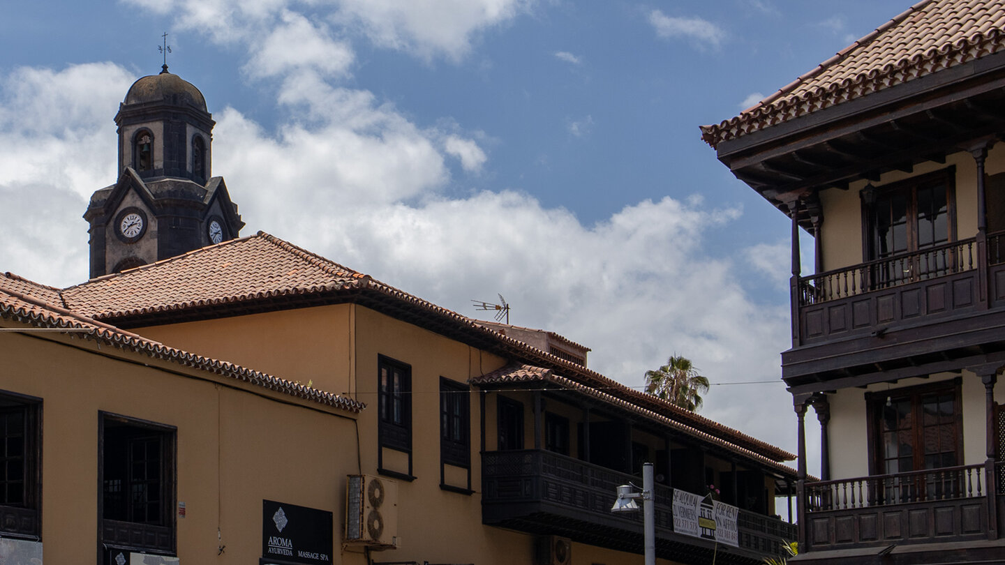 traditionelle Holzbalkone im Hintergrund der Turm der Iglesia de Nuestra Señora de la Peña de Francia in Puerto de la Cruz