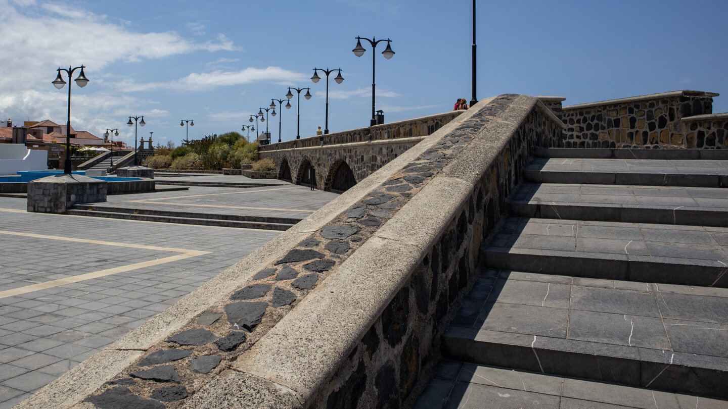 die Treppen zur Hafenmauer an der Plaza de Europa in Puerto de la Cruz