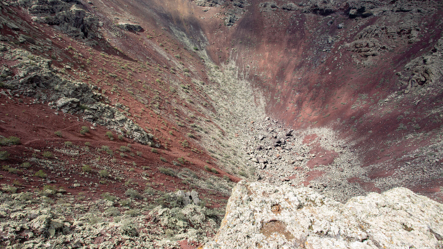 der rötlich gefärbte Krater des Monte Corona