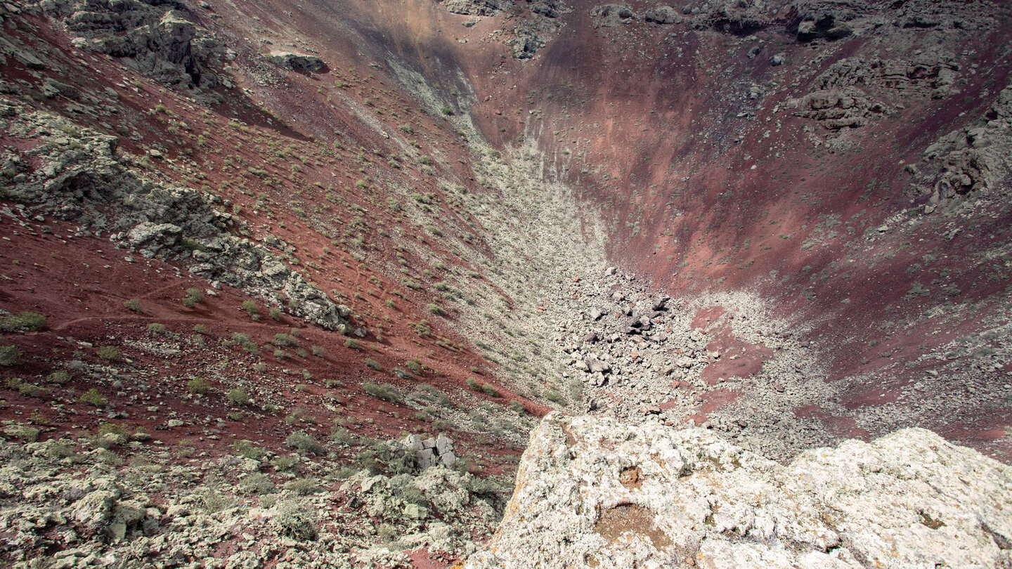 der rötlich gefärbte Krater des Monte Corona der rötlich gefärbte Krater des Monte Corona