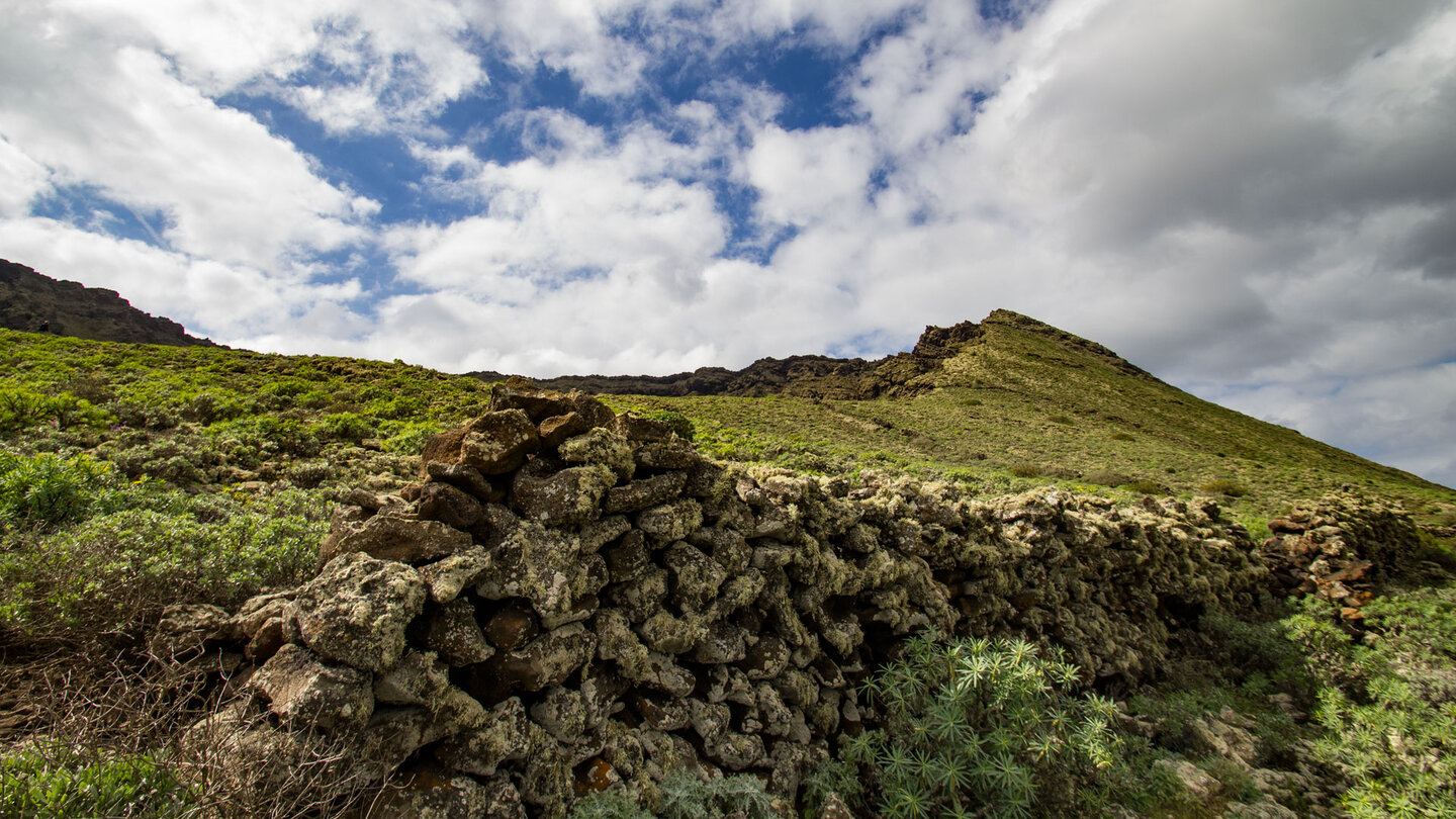 Steinmauer auf dem Weg zum Krater des Monte Corona