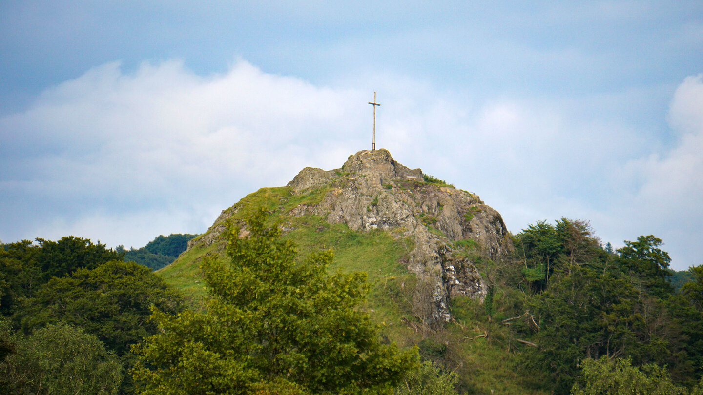 Blick auf den Wachtküppel mit seinem Gipfelkreuz in der Rhön Blick auf den Wachtküppel mit seinem Gipfelkreuz