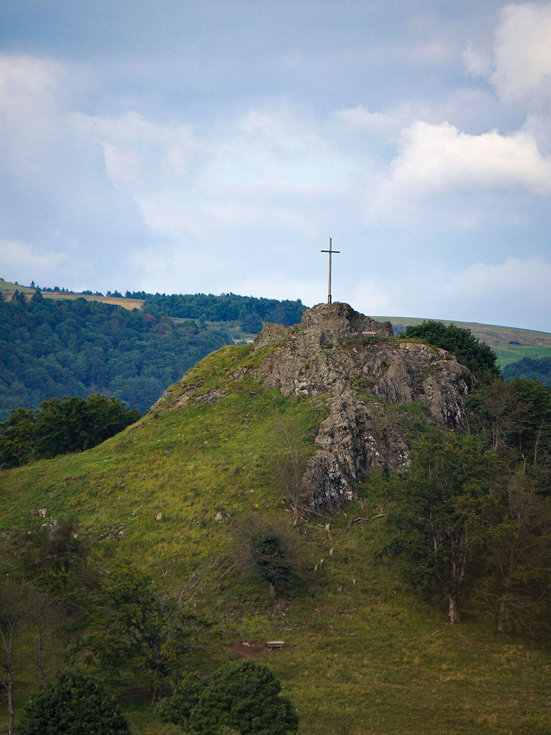 das Gipfelkreuz am Wachtküppel im Naturpark Hessische Rhön Gipfelkreuz am Wachtküppel im Naturpark Hessische Rhön