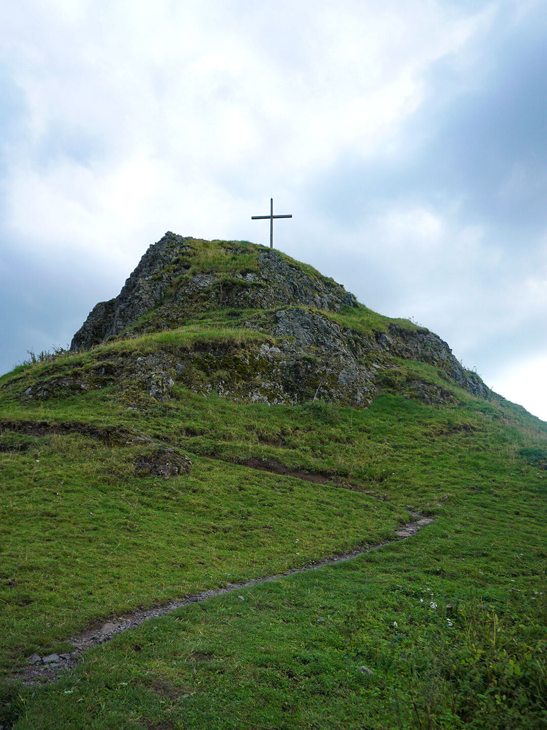 Wanderpfad zum das Gipfelkreuz des Wachtküppel im Naturpark Hessische Rhön Wanderpfad zum das Gipfelkreuz des Wachtküppel