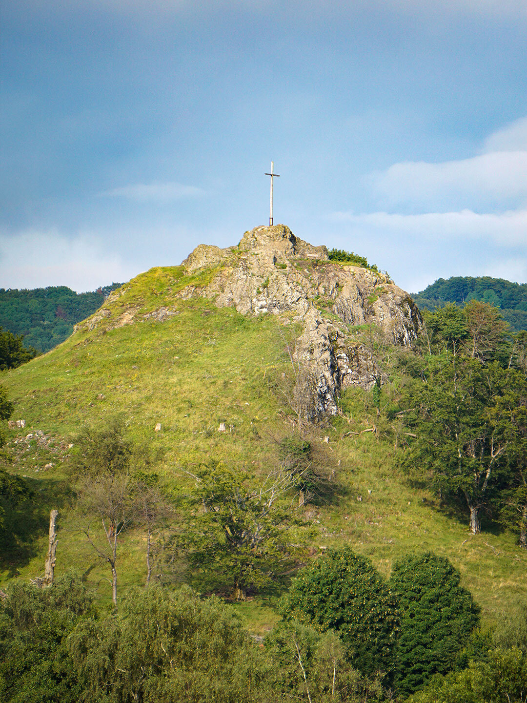 der strahlende Wachtküppel im Sonnenlicht in der Rhön strahlender Wachtküppel im Sonnenlicht in der Rhön