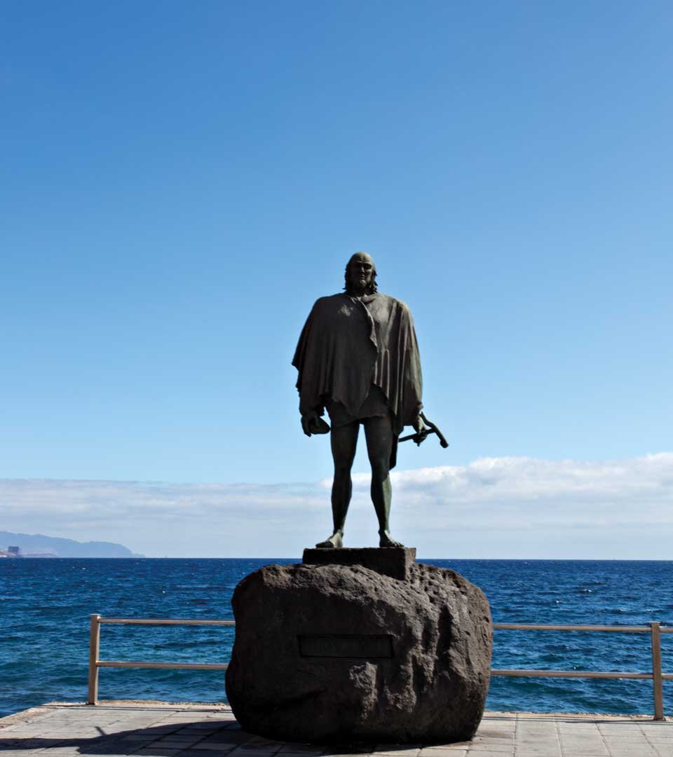 die Bronzestatue eines von neun Guanchen-Häuptlingen an der Strandpromenade von Candelaria auf Teneriffa die Bronzestatue eines von neun Guanchen-Häuptlingen in Candelaria auf Teneriffa