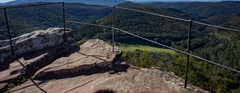 Blick von der Ruine der Burg Loewenstein über den Gimbelhof auf die Nordvogesen