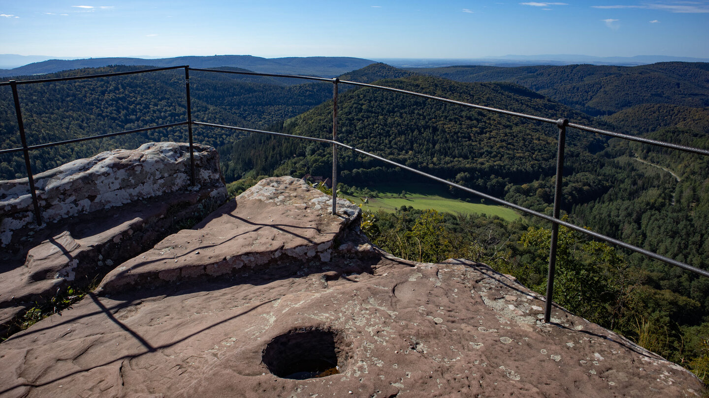 Blick von der Ruine der Burg Loewenstein über den Gimbelhof auf die Nordvogesen