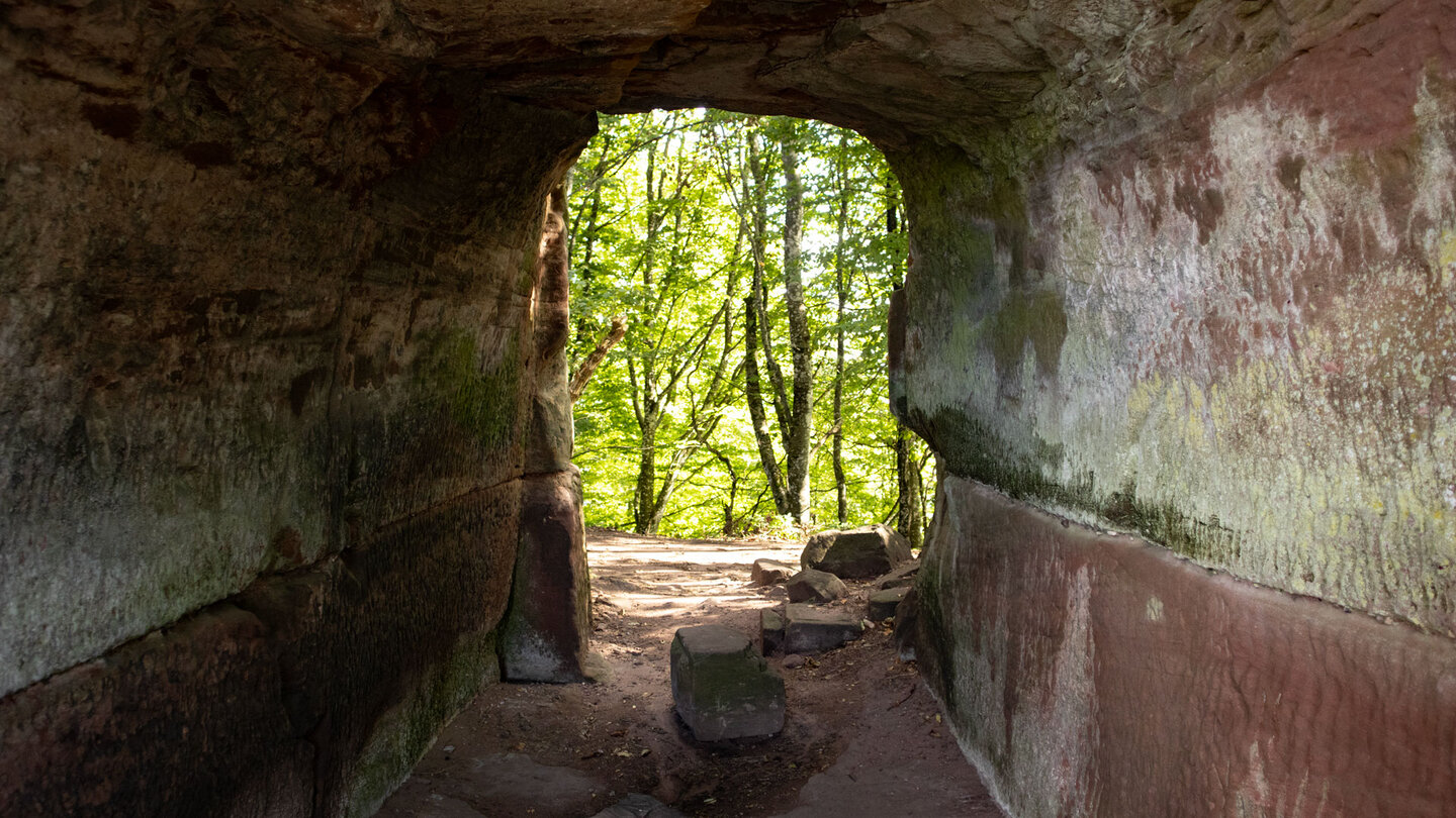 Tunnel im Burgfels der Ruine Loewenstein