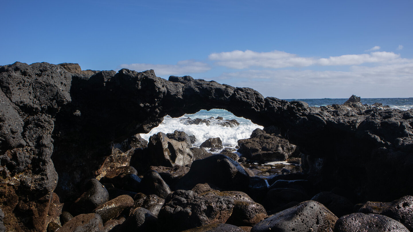 ein beeindruckender Basaltbogen an der erodierten Küste des Malpaís de Güímar