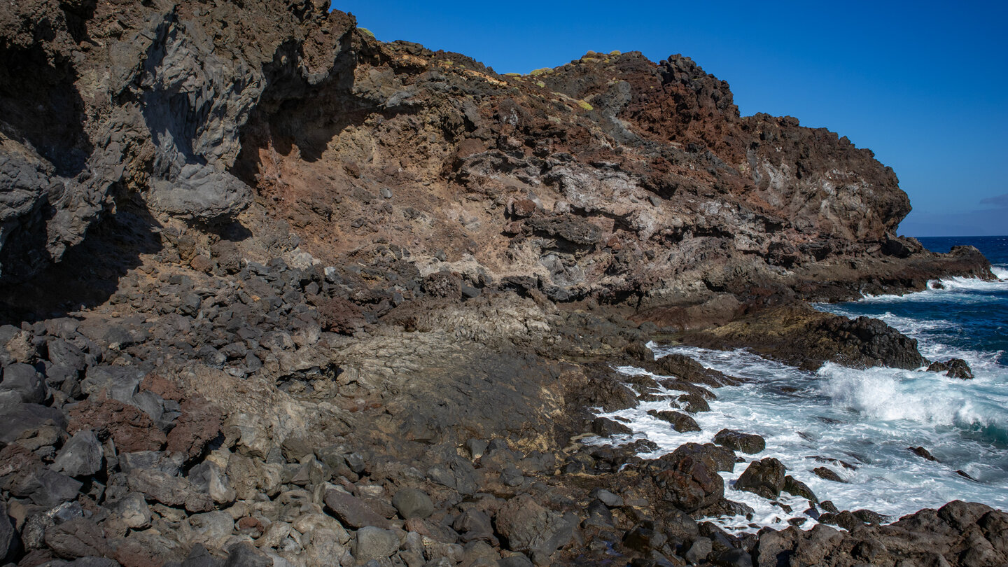 die Lavaküste an der Montaña de la Mar ist rötlich gefärbt