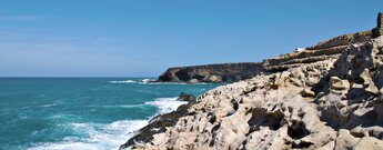 unterschiedliche Gesteine beim Blick entlang der Küste am Monumento Natural de Ajuy auf Fuerteventura