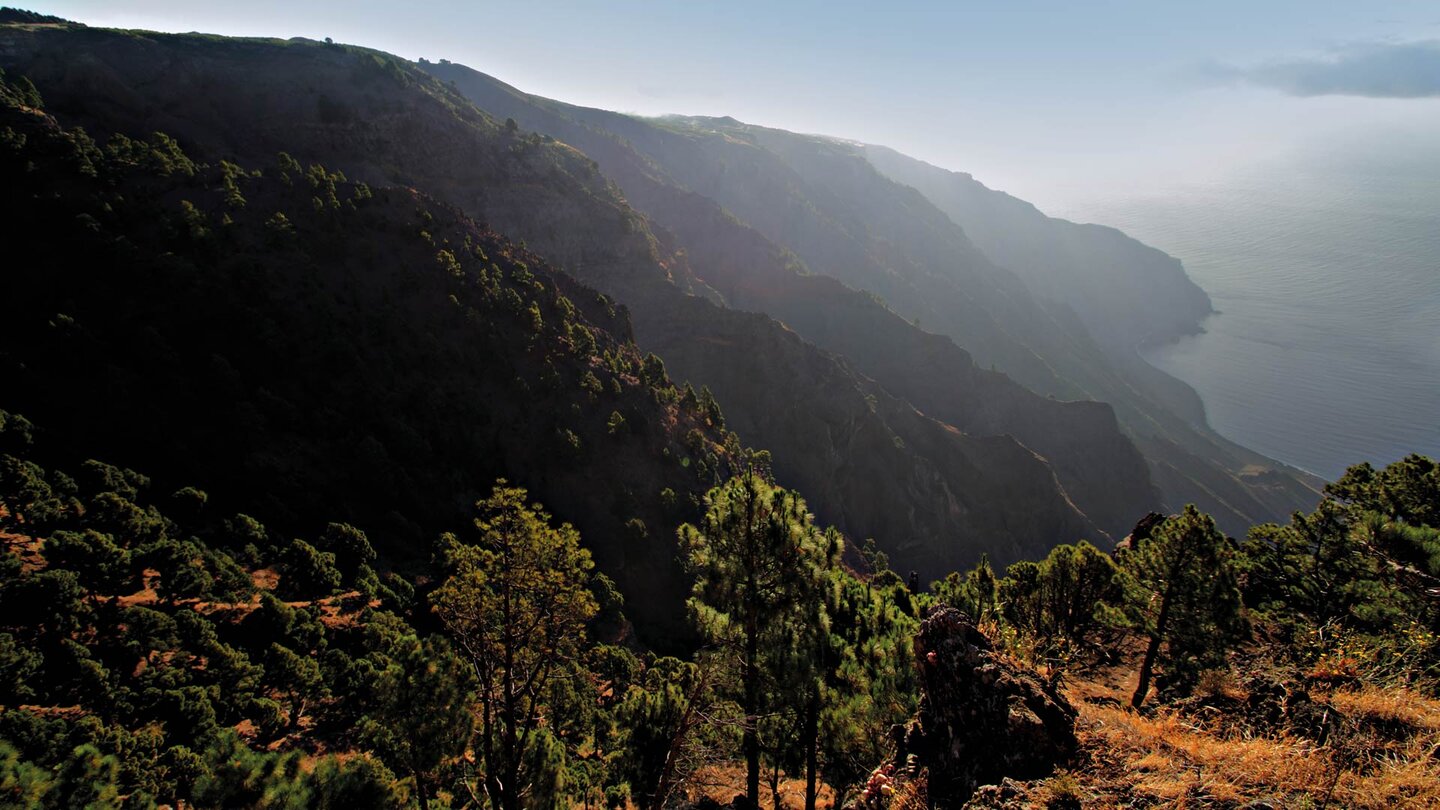 Blick über die zerklüftete Klippenlandschaft bis hinüber zum Roque de la Bonanza vom Mirador de las Playas auf El Hierro Blick über die zerklüftete Klippenlandschaft bis hinüber zum Roque de la Bonanza vom Mirador de las Playas