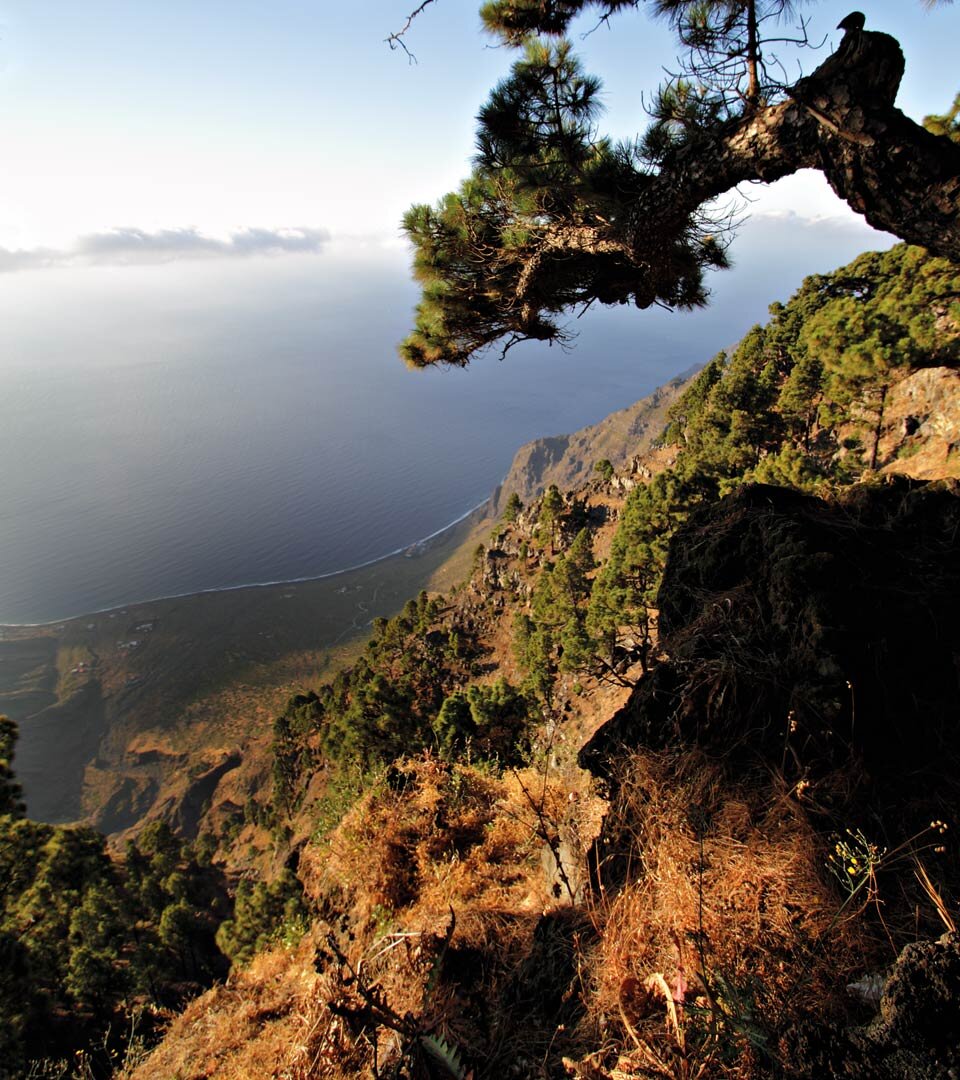 Blick über die steil abfallenden Felswände des Risco de Los Herreños vom Mirador de las Playas auf El Hierro Blick über die steil abfallenden Felswände des Risco de Los Herreños vom Mirador de las Playas auf El Hierro