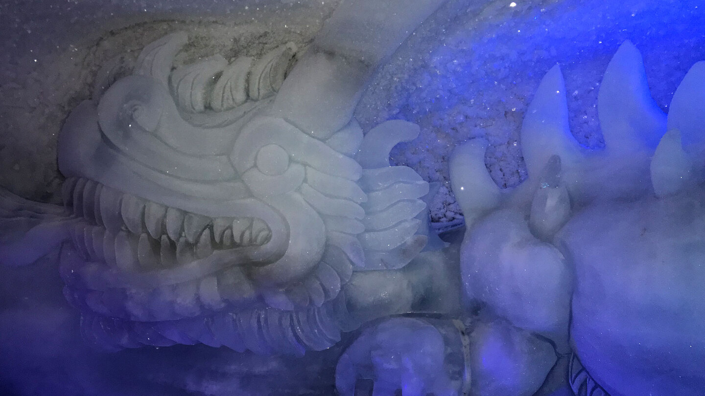 Drachenskulptur in der Eisgrotte