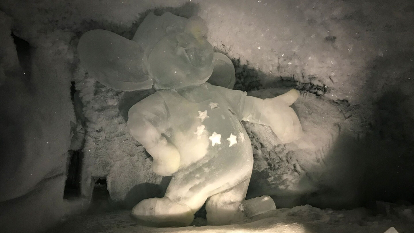 Mickey Mouse in der Eisgrotte Allalin
