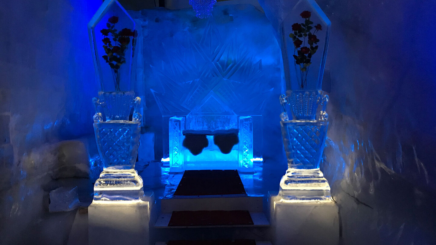 Thron aus Eis in der Eisgrotte