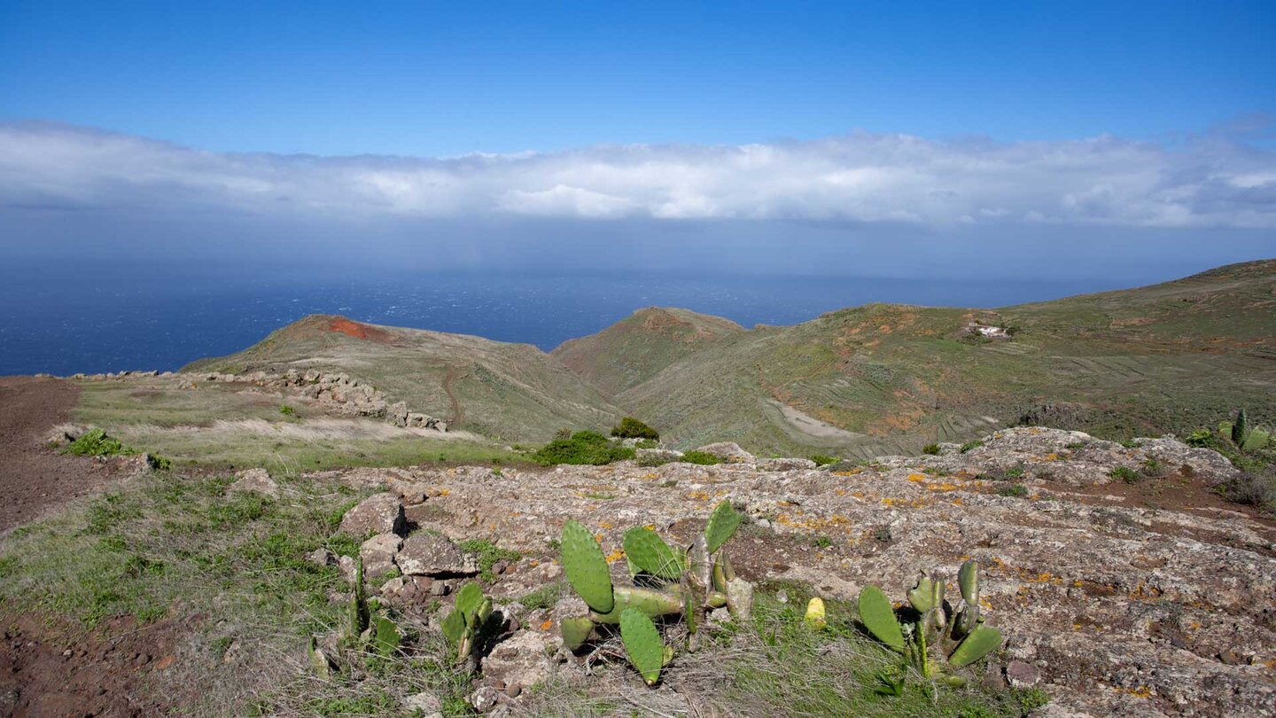 das Hochplateau von Teno Alto vor dem blauen Atlantik