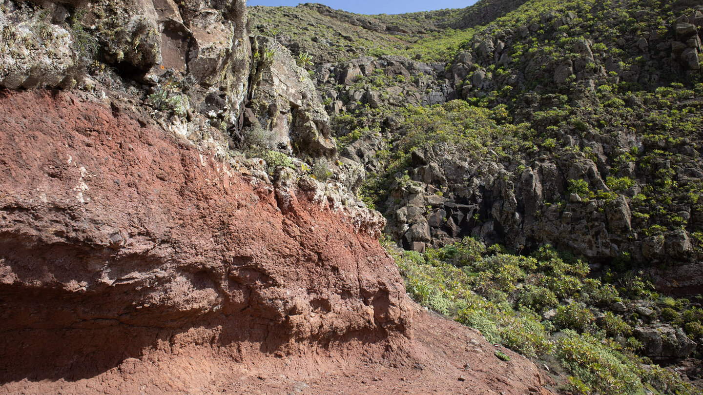 zerklüftete Felsstufen entlang der Wanderung durch die Poceta-Schlucht auf Lanzarote zerklüftete Felsstufen in der Poceta-Schlucht