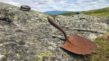ausrangierte Schaufel am Wegesrand