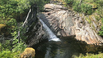 Wasserfall mit Gumpen am Wanderweg