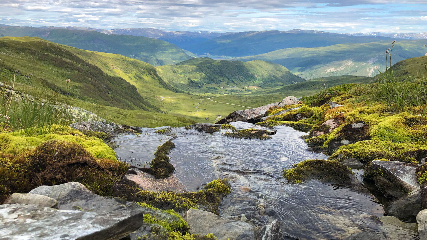 Panorama in die weiten Täler am Bergsee Mykjedalsvatnet