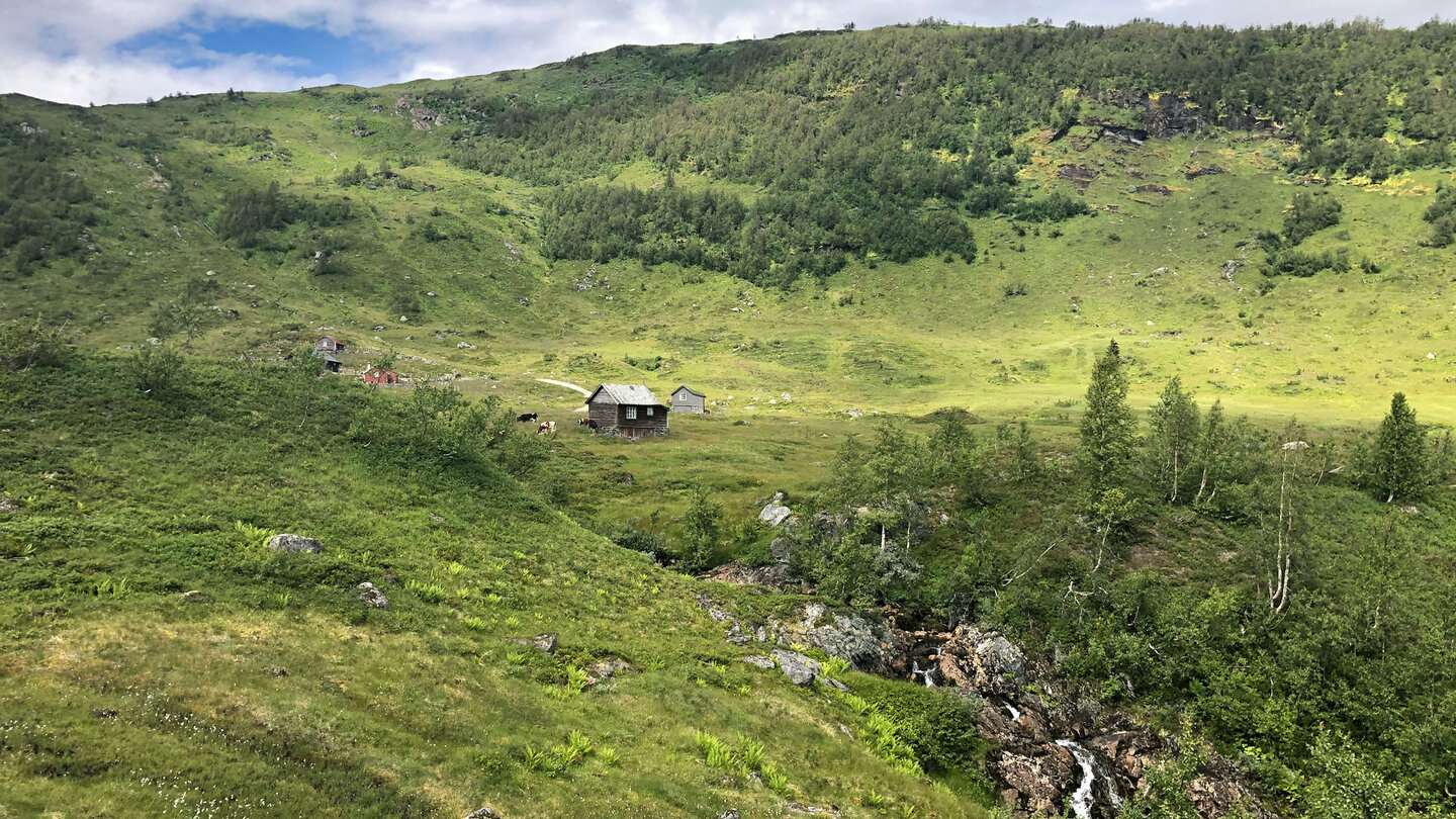 Hütten entlang des Weges
