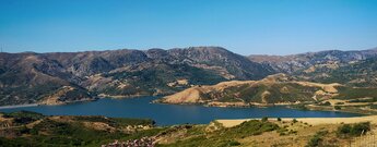 Blick auf den Potamon-See im Herzen Kretas