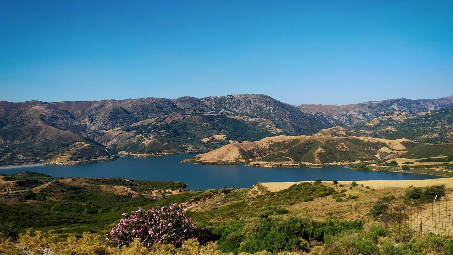 Blick auf den Potamon-See im Herzen Kretas Blick auf den Potamon-See im Herzen Kretas