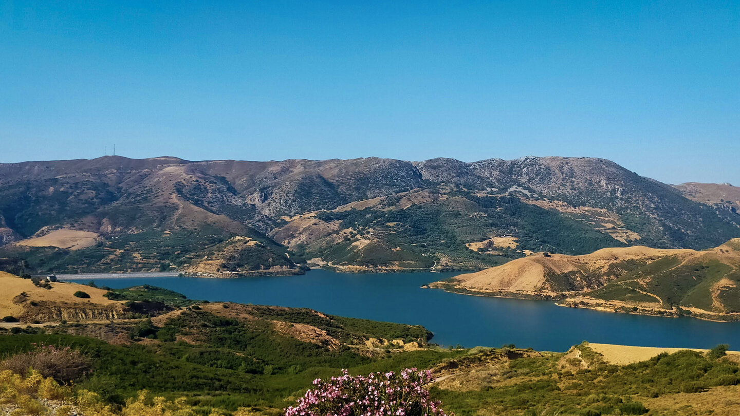 der Süßwassersee Potamon mit dem Amari-Damm im Hintergrund Süßwassersee Potamon mit dem Amari-Damm